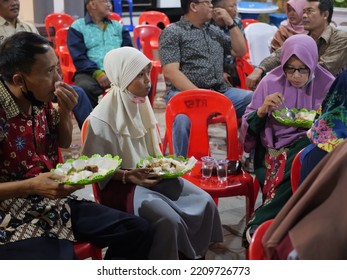 Tarakan, Indonesia.10.04.2022: An Indonesian Family Eating Together At A Wedding On August 18, 2022 In Tarakan, Indonesia. Selective Focus