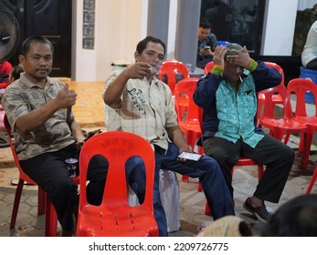 Tarakan, Indonesia.10.04.2022: An Indonesian Family Eating Together At A Wedding On August 18, 2022 In Tarakan, Indonesia. Selective Focus