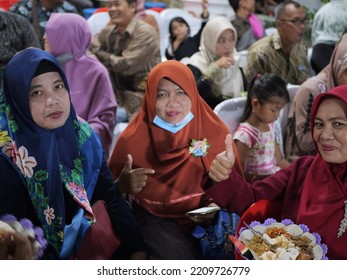 Tarakan, Indonesia.10.04.2022: An Indonesian Family Eating Together At A Wedding On August 18, 2022 In Tarakan, Indonesia. Selective Focus