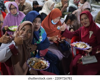 Tarakan, Indonesia.10.04.2022: An Indonesian Family Eating Together At A Wedding On August 18, 2022 In Tarakan, Indonesia. Selective Focus