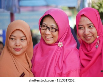 350 Moment Hijab With Friends Images, Stock Photos & Vectors | Shutterstock