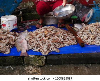 Tarakan/Indonesia-August 22,2020: Activities Of Seafood Sellers In The Traditional Wet Market Of Tarakan, Indonesia.