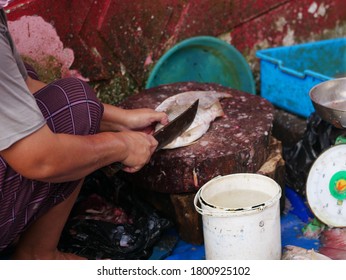 Tarakan/Indonesia-August 22,2020: Activities Of Seafood Sellers In The Traditional Wet Market Of Tarakan, Indonesia.