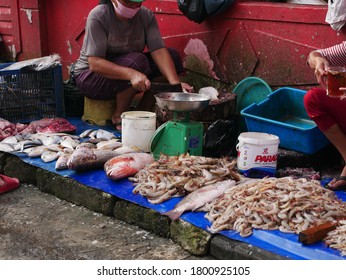 Tarakan/Indonesia-August 22,2020: Activities Of Seafood Sellers In The Traditional Wet Market Of Tarakan, Indonesia.