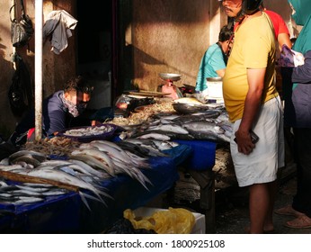 Tarakan/Indonesia-August 22,2020: Activities Of Seafood Sellers In The Traditional Wet Market Of Tarakan, Indonesia.