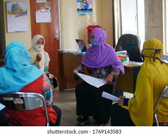 Tarakan/Indonesia-July 03,2020: Counseling And Conversation In Group Therapy Or Meeting. Casual Business People In Discussion. Peer Support, Trust And Empathy. Treatment Together In Help Center. 