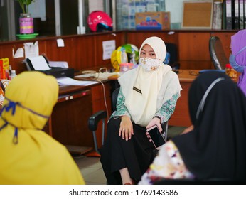 Tarakan/Indonesia-July 03,2020: Counseling And Conversation In Group Therapy Or Meeting. Casual Business People In Discussion. Peer Support, Trust And Empathy. Treatment Together In Help Center. 