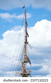 Taranto, Italy - September 2, 2022: The Mast Of The Training Ship Amerigo Vespucci With The Cadet Sailors Hoisted On The Stairs As A Sign Of Greeting During The End-of-course Ceremony.