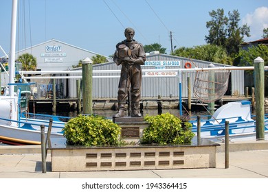 TARPON SPRINGS, FLORIDA, USA - APRIL 8, 2011: Tarpon Springs Is A Seaside City Tourist Destination On The Gulf Coast Of Florida Featuring Greek Culture, Food And The Sponge Diving Industry.