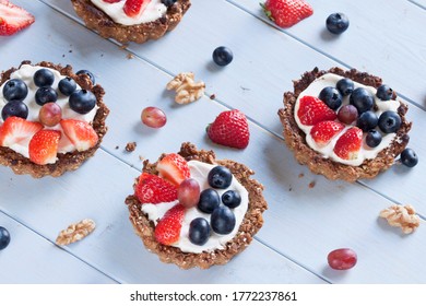 
Tartlets with yogurt and fresh fruit. Baked granola in the form of muffins with fruit. A healthy and tasty breakfast or dessert. - Powered by Shutterstock