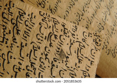 Tashkent, Uzbekistan - August 10, 2009: Ancient Open Book In Arabic. Old Arabic Manuscripts And Texts