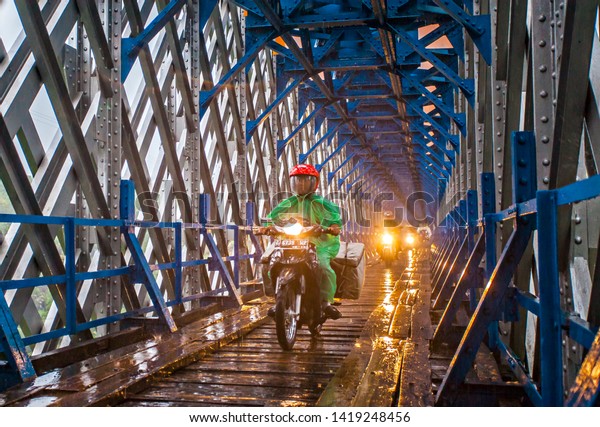 Tasikmalaya,
West Java, Indonesia: Cirahong Bridge, an old and unique bridge
that have iron structure and wood. Using by train at the top and
car and bicycle in the bridge
(07/2016).