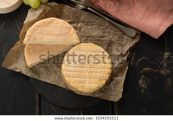 最も古いフランスのaocソフト プジェント黄色いチーズ リバロットとマンスターの試食会 牛乳フレンチチーズの接写 の写真素材 今すぐ編集