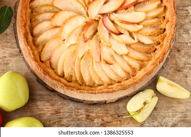 Bonjour l'automne ! - Page 3 Tasty-apple-pie-on-wooden-260nw-1386325553