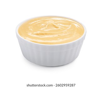 Sabrosa salsa de mojar queso en un tazón aislado en blanco