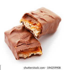 Deliciosa barra de chocolate dividida en dos partes. Deliciosa crema de caramelo y cacahuates en el interior.