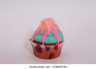 Cotton Candy Cupcake Fotos Imagenes Y Otros Productos Fotograficos De Stock Shutterstock