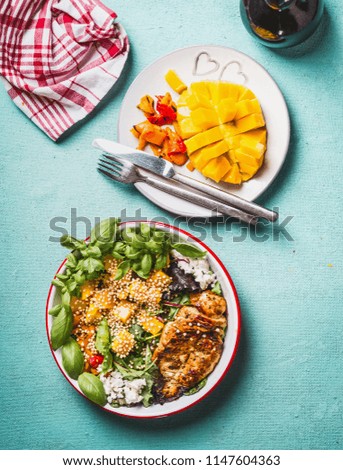 Foto Bild Gesunder Salat mit Hähnchenbrust und Mango