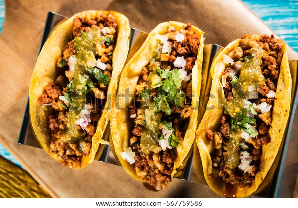 Sabrosos tacos mexicanos con trozos de : Foto de stock (editar ahora)  567759586