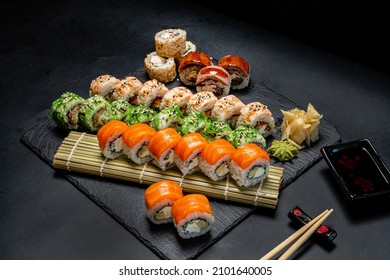 schmackhafte Sushi auf schwarzem Hintergrund
