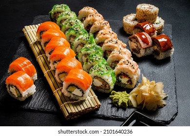 schmackhafte Sushi auf schwarzem Hintergrund