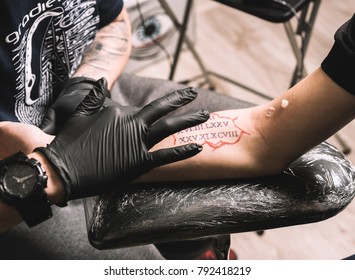 Tattoo Artist Holding Tattoo Machine Black Stock Photo 792418219 ...