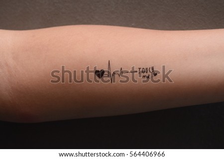 Tattoo sleeve tattoo is a heart-shaped graph and write touch me.