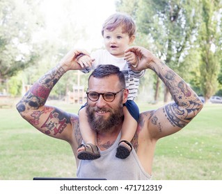 Tattooed Dad Have Fun With His Son And Laptop