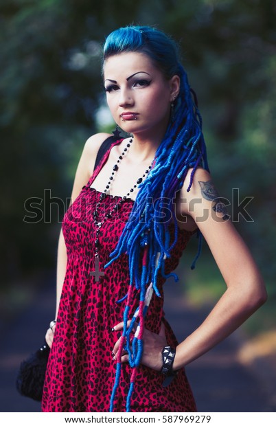 Tattooed Young Freak Girl Dyed Blue Stockfoto Jetzt