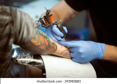 Tattooist Makes Tattoo Closeup Stock Photo 293983883 | Shutterstock