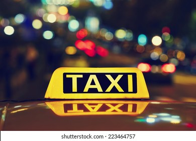 Такси на улице ночью 