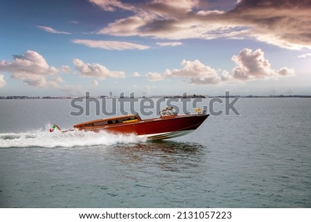 A taxi motorboat in the Venice lagoon transposed by tourists Foto stock © 