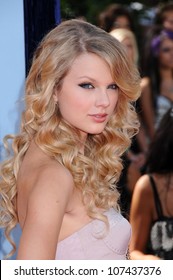 Taylor Swift  At The 2008 MTV Video Music Awards. Paramount Pictures Studios, Los Angeles, CA. 09-07-08