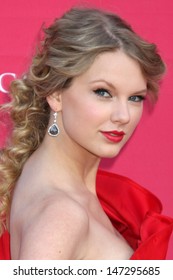 Taylor Swift  arriving at the 44th Academy of Country Music Awards at the MGM Grand Arena in  Las Vegas, NV on April 5, 2009