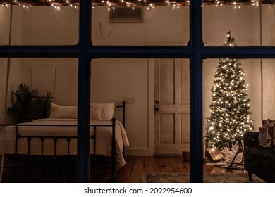 Taylors Falls, Minnesota USA December 18, 2021 The Doll House Studio Available For Family, Newborn, Senior, Headshots, Couples, Boudoir, Etc. Photography. Quaint Bedroom Scene Decorated For Christmas.