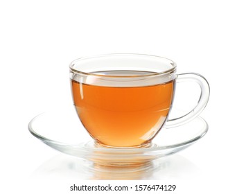 Tee auf Tasse einzeln auf weißem Hintergrund