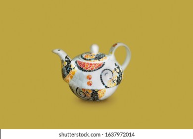 The tea kettle is made of ceramic with gecko pattern on a golden background.