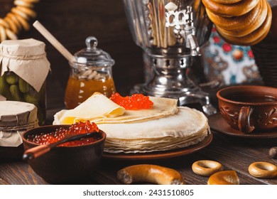 Fiesta de té con panqueques, té de samovar y pepinillos