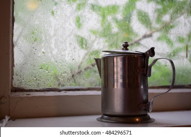 Tea pot.