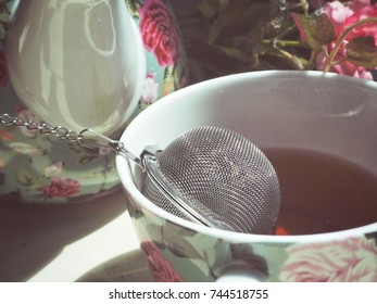 Tea strainer with pot