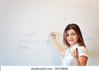 Teacher explain and write physics formula
