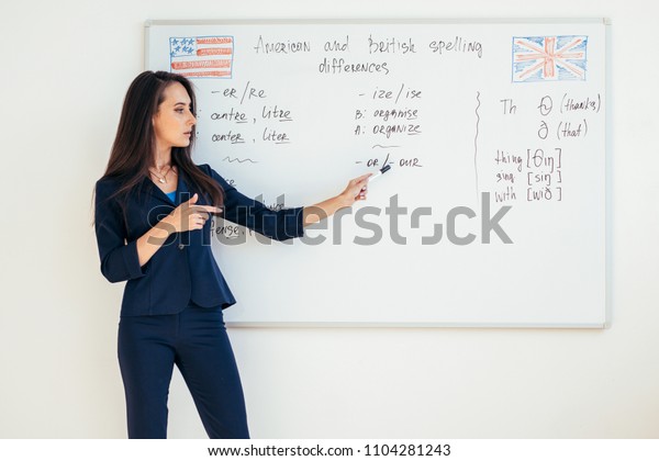 英語学校のホワイトボードに書かれた英語とアメリカのスペルの違いを説明する先生 の写真素材 今すぐ編集