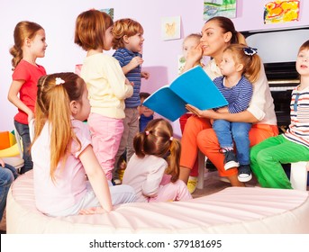 Teacher with kids read and discuss book