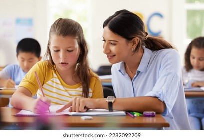 Maestra, aprendiza y ayuda a las niñas en clase para escribir, estudiar o evaluar. Enseñanza, desarrollo y niño o estudiante con una mujer feliz para la educación con un cuaderno en el jardín de infancia.