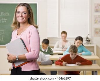 Lehrer mit Notizbuch im Klassenzimmer