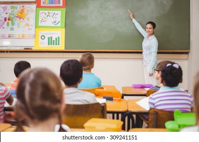 Lehrer unterrichten an der Grundschule eine Unterrichtsstunde