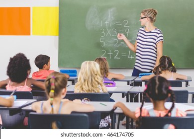 Lehrer unterrichten Mathematik an Schulkindern im Schulunterricht
