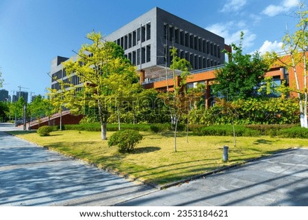 The teaching buildings and surrounding scenery on Chinese university campuses are very beautiful