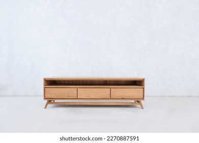 Mesa de televisión de madera de teca sobre fondo blanco