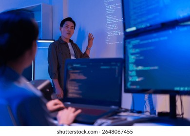 Equipe de programador ou engenheiro de software asiático trabalhando até tarde no escritório de desenvolvimento, solução de problemas ou algoritmo de assistente de ai ajudando para o trabalho.desenvolvedor de software,conceito de segurança de tecnologia digital